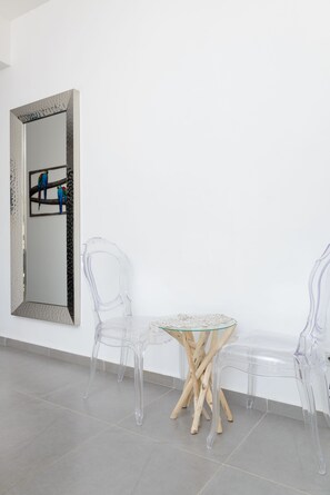 Living area - Spacious Modern Apt 1 Step To Beach (Tel Aviv)