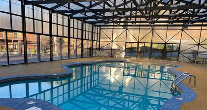 Kissing Retreat: Pucker Up for the Perfect Smoky Mountain Escape!