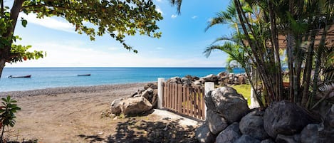 Nära stranden, solstolar och strandhanddukar