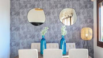 Appartement (4 Bedrooms) | Restauration dans la chambre