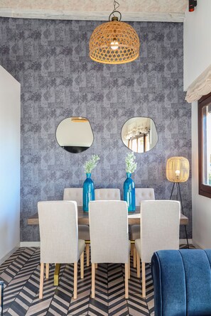 Apartment (4 Bedrooms) | Essbereich im Zimmer