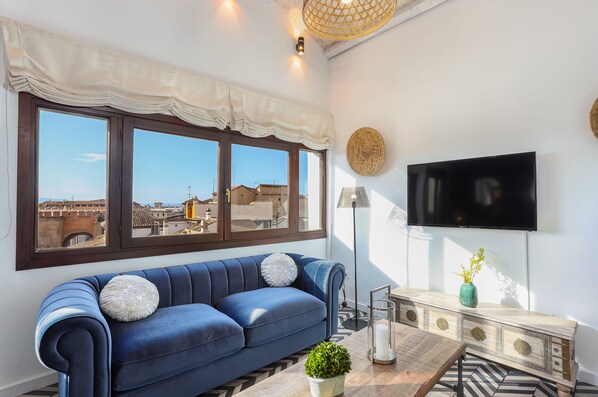 Apartment (4 Bedrooms) | Living room | 32-inch TV with cable channels