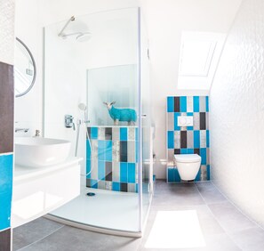 Deluxe appartement | Badkamer | Gratis toiletartikelen, een haardroger, handdoeken, zeep