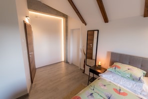 Phòng đôi Deluxe | Bộ đồ giường cao cấp, chăn bông, nệm Select Comfort 