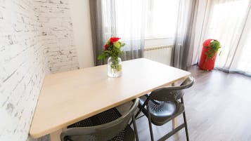 Appartement Familial, vue jardin | Restauration dans la chambre