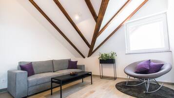 Deluxe-Apartment | Wohnbereich | 70-cm-LCD-Fernseher mit Satellitenempfang, Fernseher