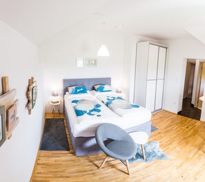 Business Double Room, Garden View | Living area