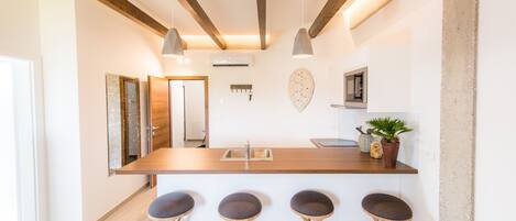 Leilighet – deluxe | Oppholdsområde | En 70-centimeters LCD-TV med Parabol-TV samt TV