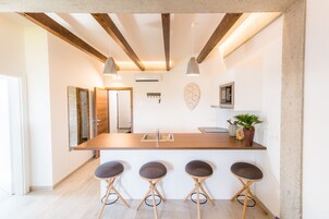 Televisión LCD 70 cm con canales de televisión vía satélite, televisión