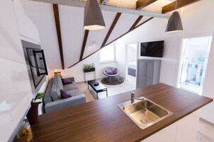 Frigobar, tetera/pava eléctrica, silla alta para bebés