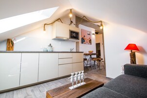 Frigobar, tetera/pava eléctrica, silla alta para bebés