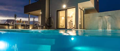 Kauden mukainen ulkouima-allas, aurinkovarjoja, aurinkotuoleja