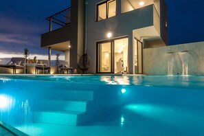 Piscina externa sazonal, guarda-sóis, espreguiçadeiras