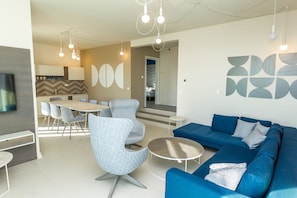 Exklusiv villa - 4 sovrum - privat pool - havsutsikt | Vardagsrum | 45-tums platt-tv med kabelkanaler och tv