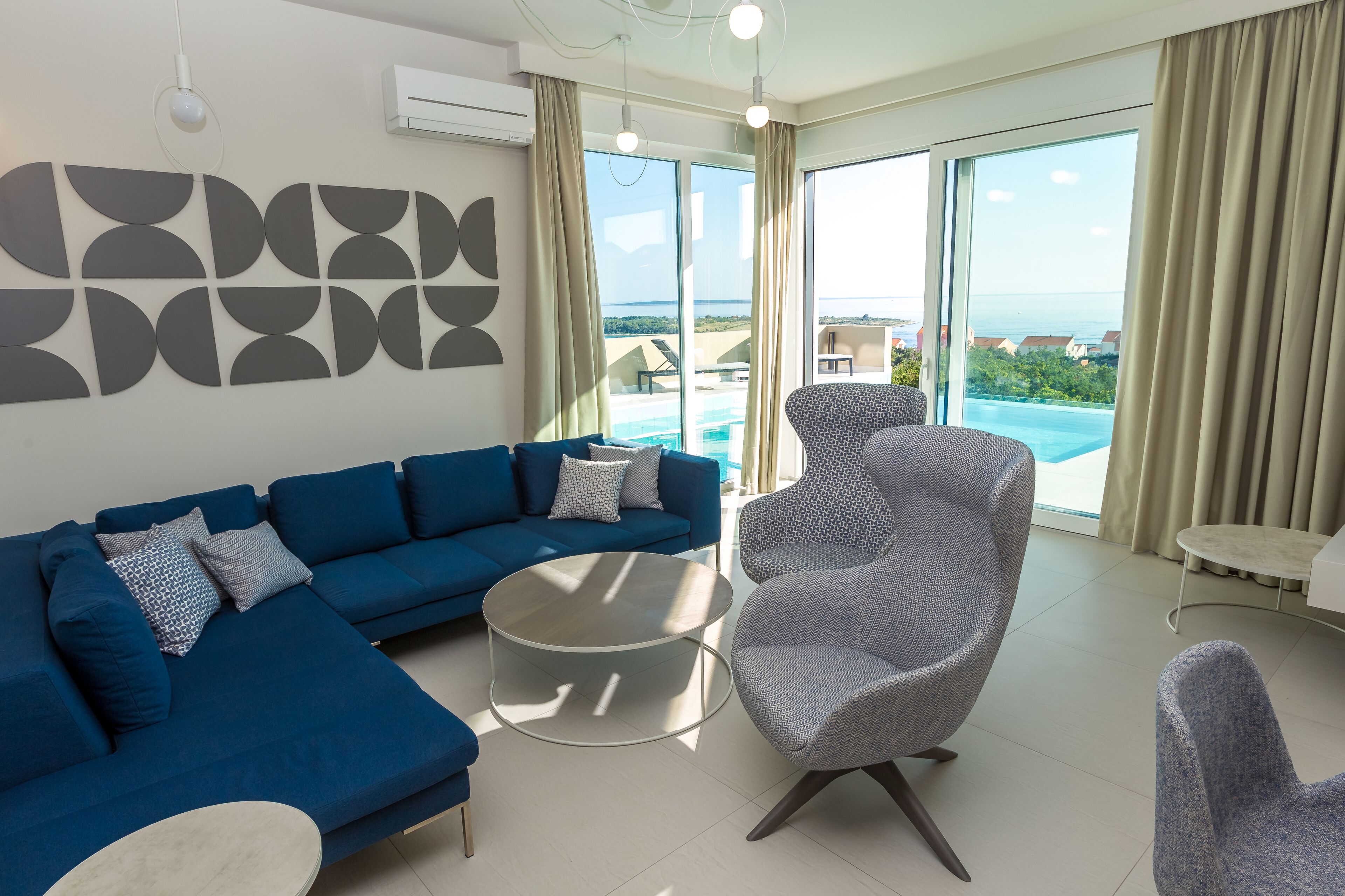 Villa – exclusive, 4 soverom, privat basseng, sjøutsikt | Oppholdsrom | En 45-tommers Flatskjerm-TV med kabel-kanaler samt TV