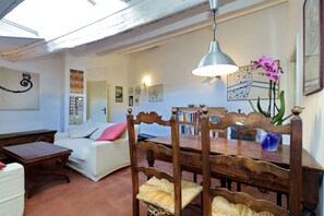 Apartment, 2 Schlafzimmer | Essbereich im Zimmer