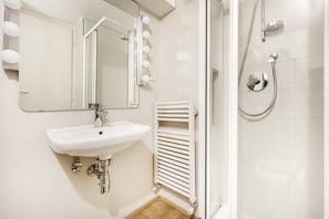 Apartment, 2 Schlafzimmer | Waschbecken im Bad