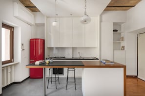 Refrigerador con freezer, placa de cocina, cafetera expreso