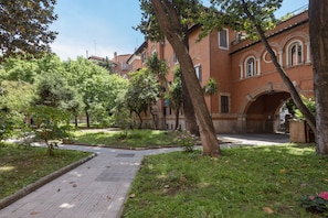 Courtyard - Giallo (Rome)