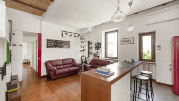 Apartamento, 2 quartos | Área de estar | TV LCD