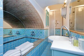 Studio, 1 Bedroom | Bathroom | Shower, rainfall showerhead, hair dryer, bidet - Palline (Rome)