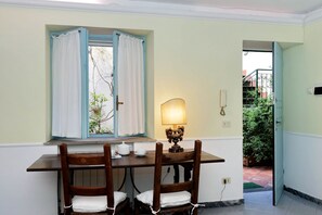 Studio, 1 Schlafzimmer | Essbereich im Zimmer