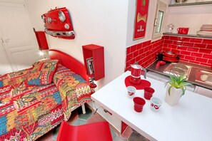 Estudio | Sistema de insonorización, tabla de planchar con plancha, wifi gratis