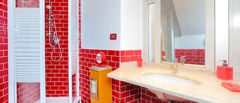 Studio | Bathroom | Shower, rainfall showerhead, hair dryer, bidet