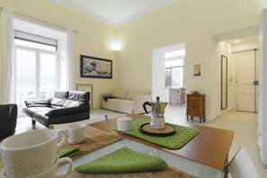 Departamento, 2 habitaciones | Área de sala de estar | Televisión LCD 