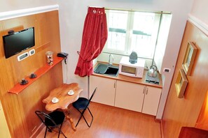 Studio | Private kitchen | Fridge, stovetop, espresso maker, coffee/tea maker