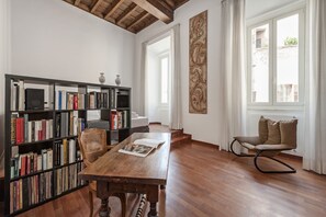 Appartamento, 4 camere da letto | Area soggiorno | TV a schermo piatto