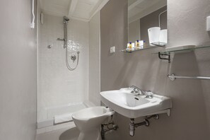 Appartement, 4 chambres | Salle de bain | Douche, douche cascade, séchoir à cheveux, bidet