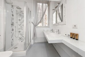 Apartamento, 4 quartos | Banheiro | Chuveiro, chuveiro com efeito de chuva, secador de cabelo, bidê