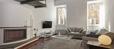 Appartement, 4 slaapkamers | Woonruimte | Een flatscreentelevisie