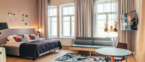 Corner | Ropa de cama de alta calidad, minibar, caja fuerte y escritorio