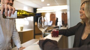 Una persona sirve vino en una copa.
