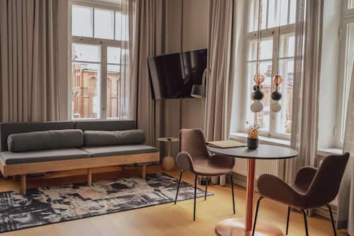 DeLuxe | Ropa de cama de alta calidad y minibar
