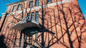 Un edificio de ladrillo con un letrero que dice "The Folks Hotel".