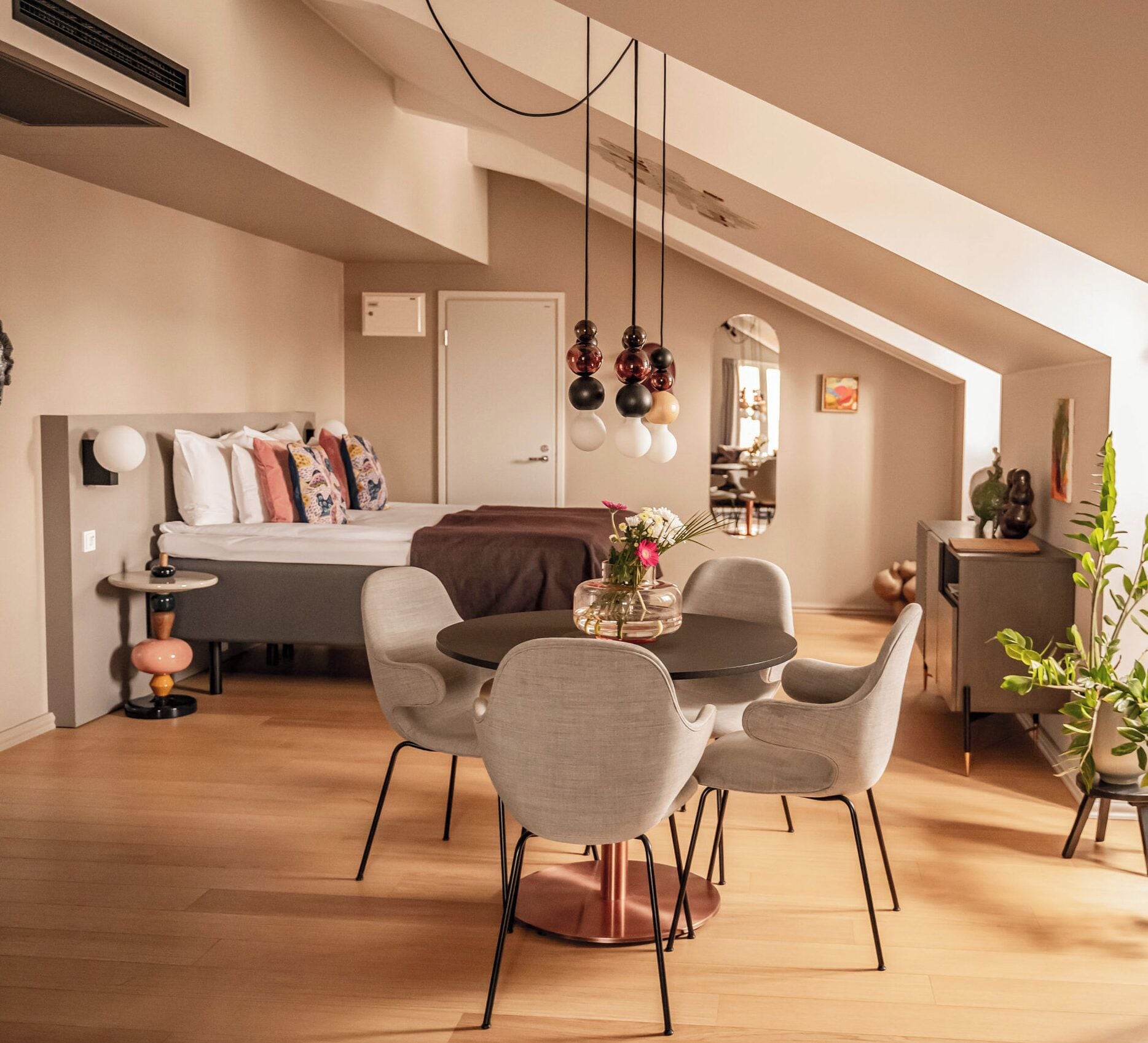 Atelier | Ylelliset vuodevaatteet, minibaari, tallelokero huoneessa