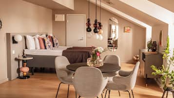 Atelier | Ylelliset vuodevaatteet, minibaari, tallelokero huoneessa