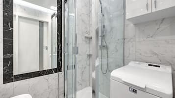 Deluxe-Apartment | Badezimmer | Dusche, Regendusche, kostenlose Toilettenartikel, Haartrockner