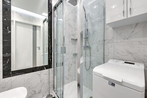 Apartemen Deluks | Kamar mandi | Shower, pancuran hujan, perlengkapan mandi gratis, dan pengering rambut
