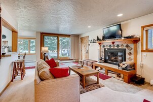 Apartamento, 2 habitaciones | Zona de estar | Una televisión