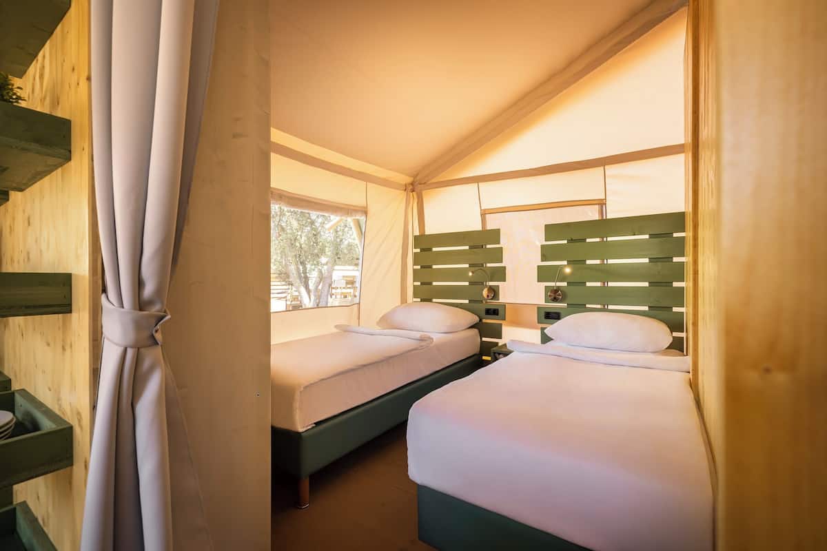 In-room safe, WiFi (free), bed sheets