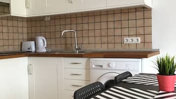 Een koelkast, een magnetron, een kookplaat