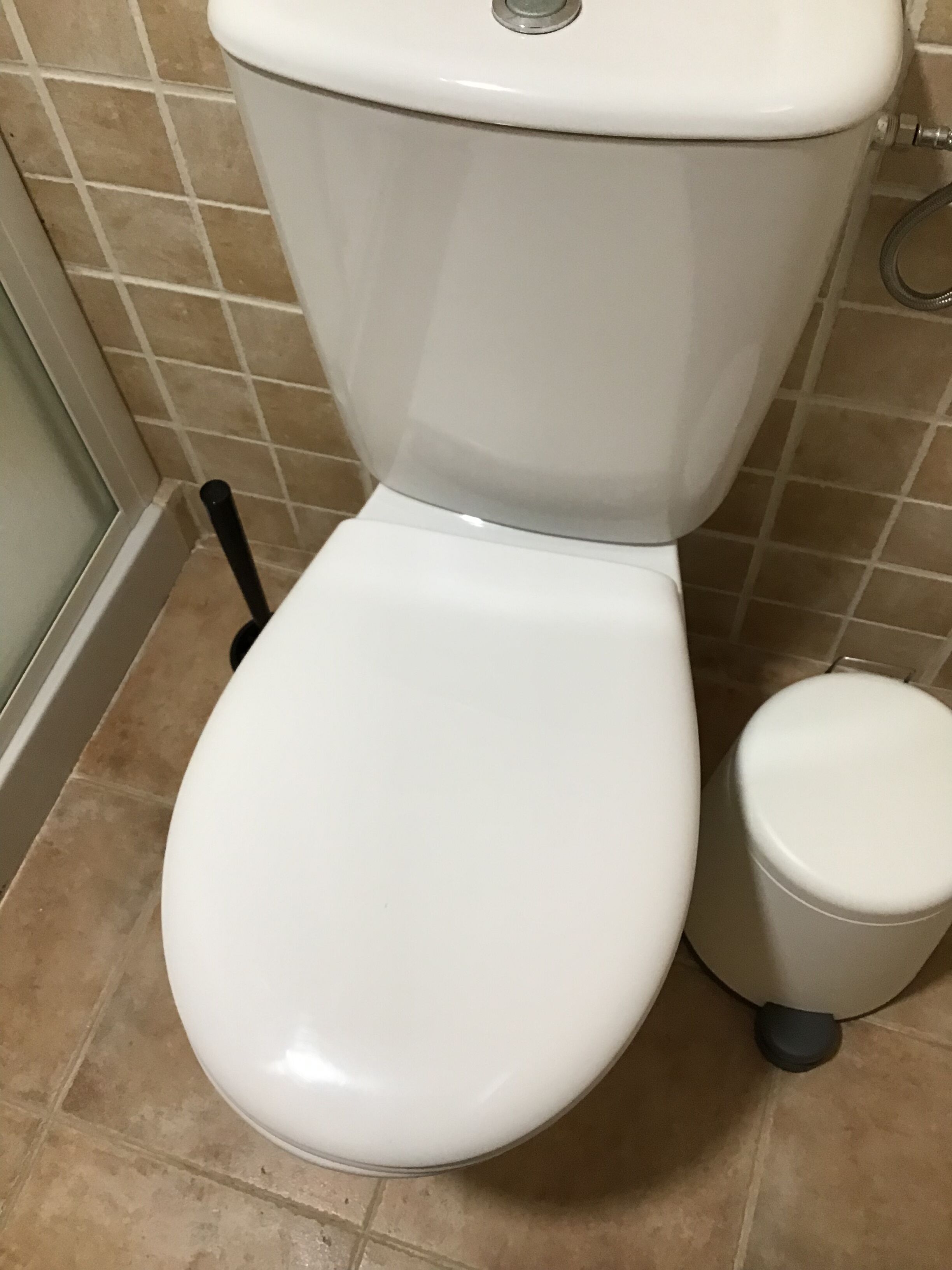 Douche, sèche-cheveux, bidet, shampoing