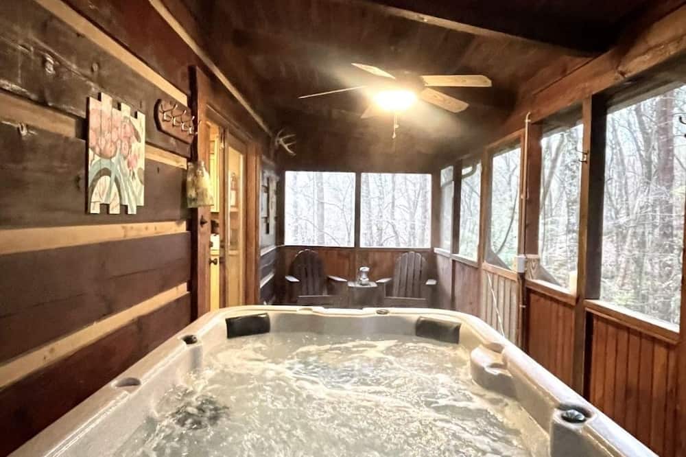 Leave the stress behind!- private hot tub, pet and motorcycle friendly, let peace and nature surround you! 2 Bedroom Home by RedAwning - Jakes Creek, TN