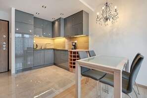 Deluxe-huoneisto | Yksityinen keittiö | Täysikokoinen jääkaappi, mikroaaltouuni, liesi, astianpesukone