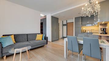 Apartamento luxo | Sala de estar | TV de tela plana 42 polegadas com canais a cabo, TV