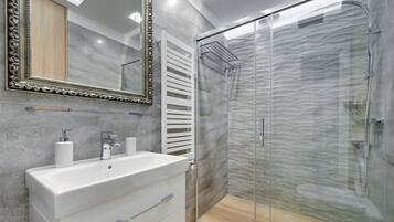 Appartement Deluxe | Douche de la salle de bain